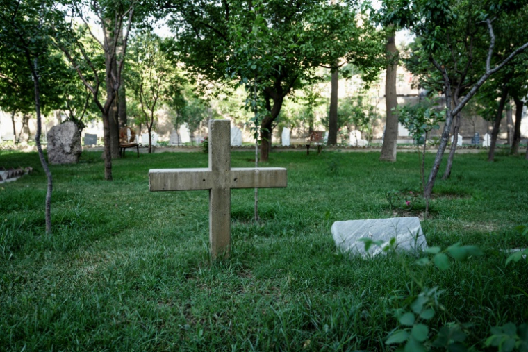 Une croix sur la tombe d'un étranger au cimetière britannique de Kaboul, le 22 mai 2025 en Aghanistan ( AFP / Wakil KOHSAR )