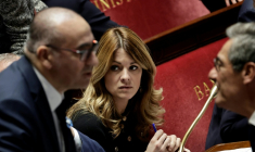 La porte-parole du gouvernement, Maud Bregeon (c) à l'Assemblée nationale, le 4 novembre 2025 à Paris ( AFP / STEPHANE DE SAKUTIN )