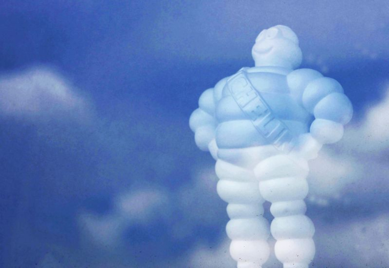 La mascotte de Michelin, est vue à travers une fenêtre au siège de la société de pneumatiques à Clermont Ferrand