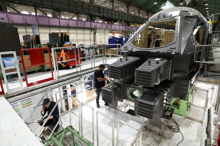 Des employés travaillent sur le TGV "M", train à grande vitesse de nouvelle génération de la SNCF,  à l'usine Alstom de Belfort, le 29 avril 2024 ( AFP / FREDERICK FLORIN )