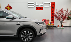 Un véhicule électrique BYD Plus DM-i dans un showroom du district de Jing'an à Shanghai en Chine, le 11 mars 2025 ( AFP / HECTOR RETAMAL )