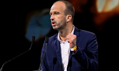 Le coordinateur de La France insoumise, Manuel Bompard lors d'un meeting de LFI à Aubervilliers, le 23 novembre 2025 en Seine-Saint-Denis ( AFP / Bertrand GUAY )