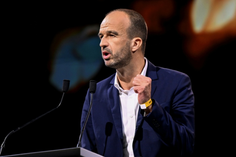 Le coordinateur de La France insoumise, Manuel Bompard lors d'un meeting de LFI à Aubervilliers, le 23 novembre 2025 en Seine-Saint-Denis ( AFP / Bertrand GUAY )