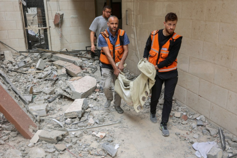 Des secouristes palestiniens évacuent le corps d'une victime d'une frappe israélienne sur un immeuble de la ville de Gaza, dans le nord du territoire palestinien, le 24 avril 2025 ( AFP / Omar AL-QATTAA )
