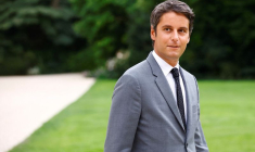 Le président français Emmanuel Macron rencontre les chefs de parti pour des entretiens en vue de discuter de la nomination d'un nouveau premier ministre, à Paris