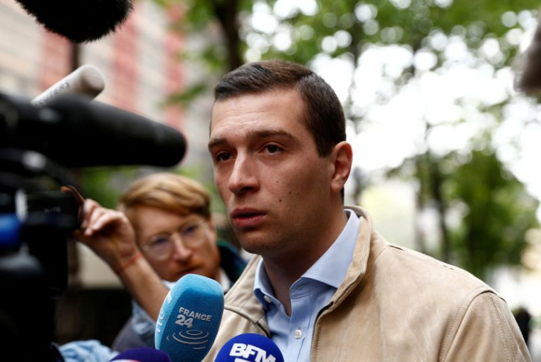 Jordan Bardella s'adresse aux médias après la défaite de Marine Le Pen au second tour de l'élection présidentielle française