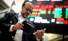 Des traders travaillent sur le parquet du NYSE à New York