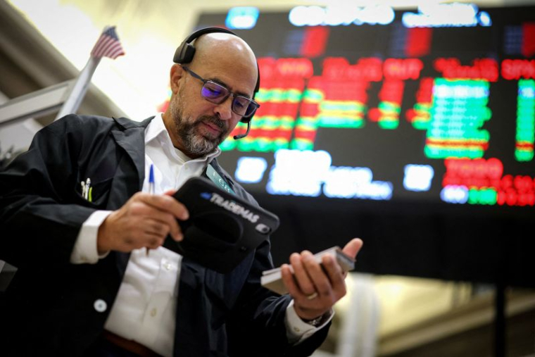 Des traders travaillent sur le parquet du NYSE à New York