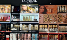 Un présentoir de produits L'Oréal dans un magasin de cosmétiques parisien. (Crédit: L. Grassin / )
