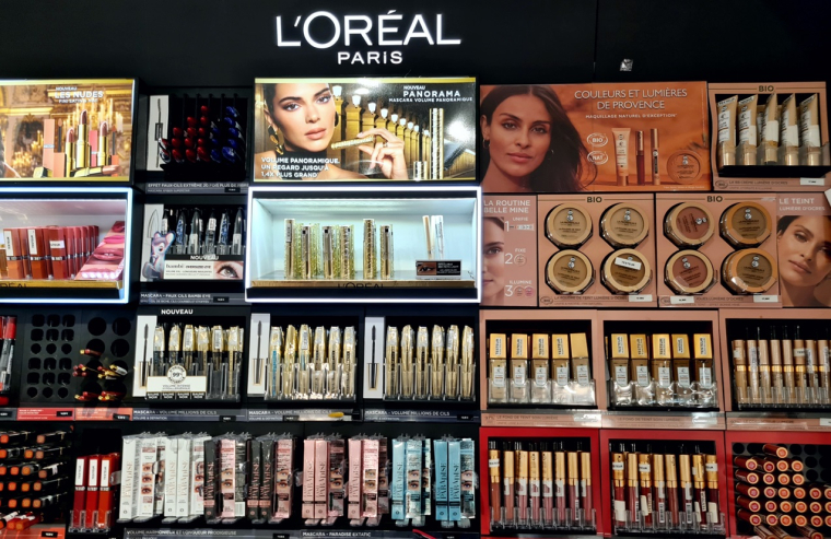 Un présentoir de produits L'Oréal dans un magasin de cosmétiques parisien. (Crédits: L. Grassin)
