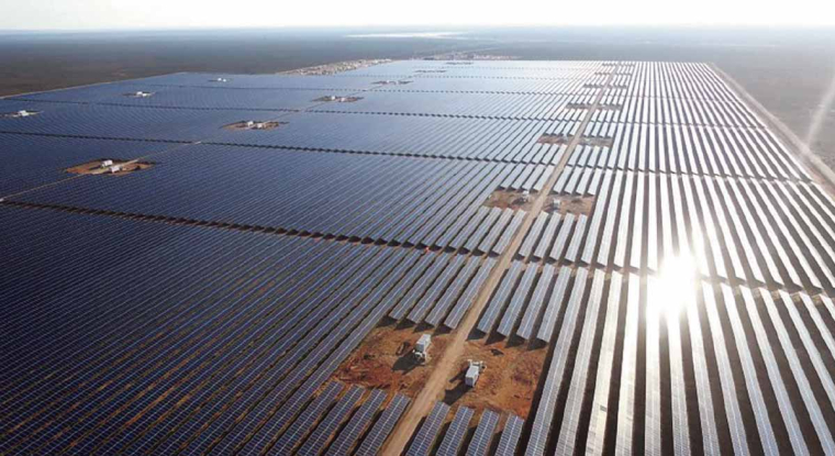 Tout en poursuivant ses investissements dans les énergies fossiles, TotalEnergies ambitionne de devenir l'un des cinq premiers producteurs d'électricité d'origine éolienne et solaire dans le monde. (© TotalEnergies)