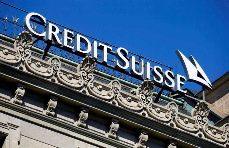 PROIE FRAGILE, CREDIT SUISSE ENVISAGE UN RÉORGANISATION VOIRE UNE FUSION, SELON DES SOURCES