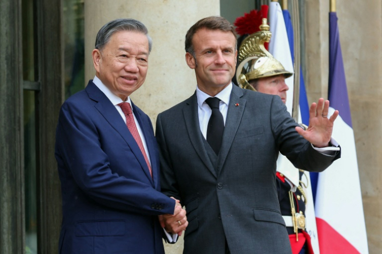 Emmanuel Macron et son homologue vietnamien Tô Lâm le 7 octobre 2024 à l'Élysée à Paris ( AFP / ALAIN JOCARD )