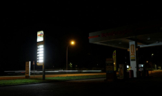 Un tableau des prix des carburants indique tous les types de carburants en rupture de stock dans une station-service TotalEnergies à Vertou