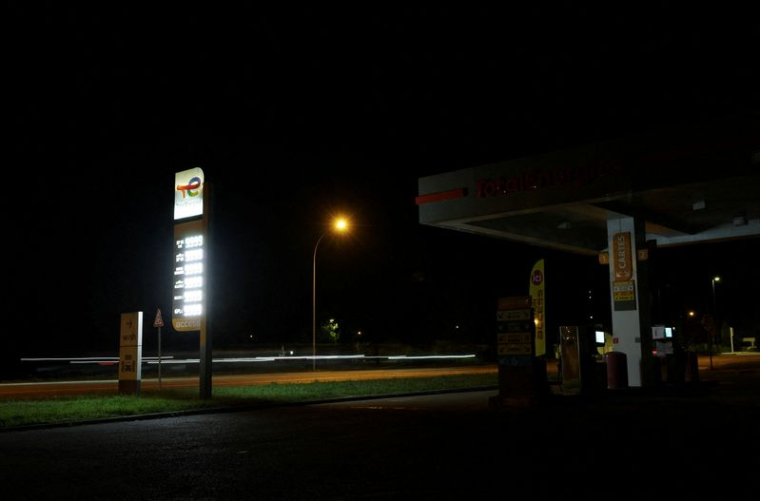 Un tableau des prix des carburants indique tous les types de carburants en rupture de stock dans une station-service TotalEnergies à Vertou