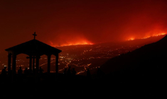 Des dizaines de milliers de personnes évacuées en raison d'un incendie de forêt incontrôlable sur l'île espagnole de Tenerife