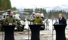 De gauche à droite le chancelier allemand Friedrich Merz, le Premier ministre norvégien Jonas Gahr Stoere et le Premier ministre canadien Mark Carney, à Bardufoss, en Norvège, le 13 mars 2026 ( AFP / John MACDOUGALL )