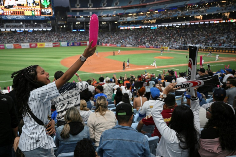 Des supporters assistent au match de baseball entre les Navegantes del Magallanes et les Leones del Caracas au stade Monumental Simon Bolivar, à Caracas, le 21 décembre 2025 au Venezuela ( AFP / Federico PARRA )