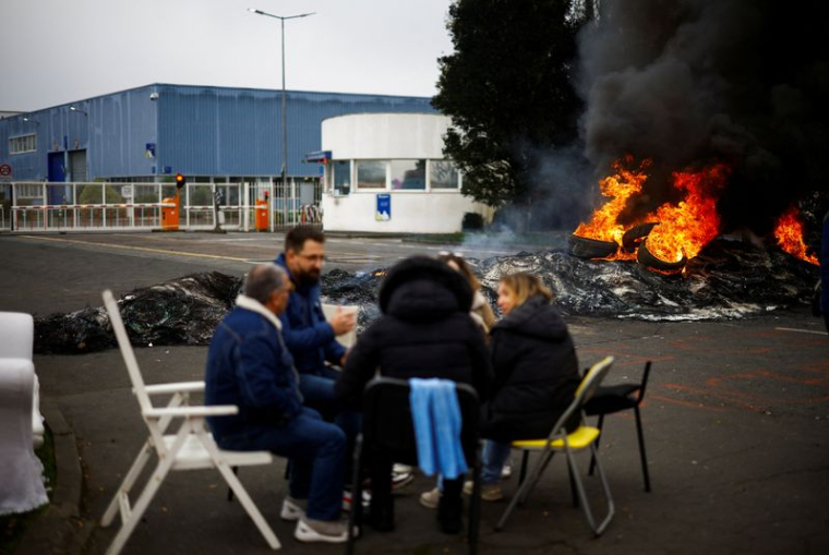 Les travailleurs du fabricant de pneus Michelin en grève, à Cholet