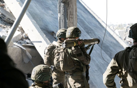 Des soldats israéliens opèrent dans la bande de Gaza