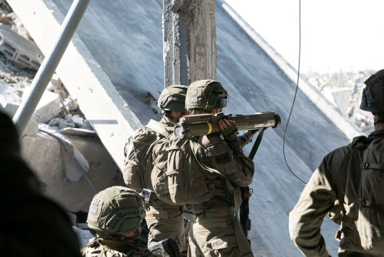 Des soldats israéliens opèrent dans la bande de Gaza
