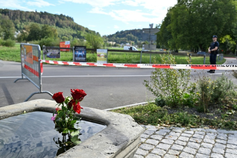 Des fleurs déposées dans une fontaine après les tirs mortels près d'une rave-party à Aarau, en Suisse, le 30 août 2026 ( AFP / Harold CUNNINGHAM )