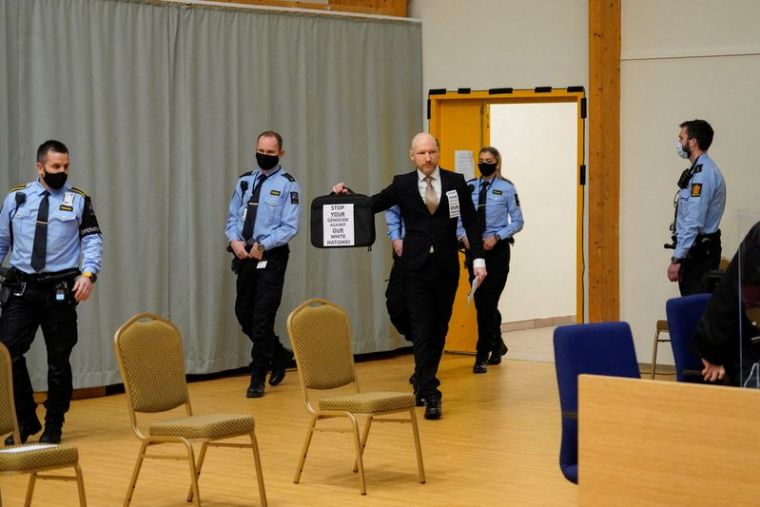 DIX ANS APRÈS UTOYA, BREIVIK DEMANDE SA REMISE EN LIBERTÉ, ET FAIT LE SALUT NAZI DEVANT LE TRIBUNAL