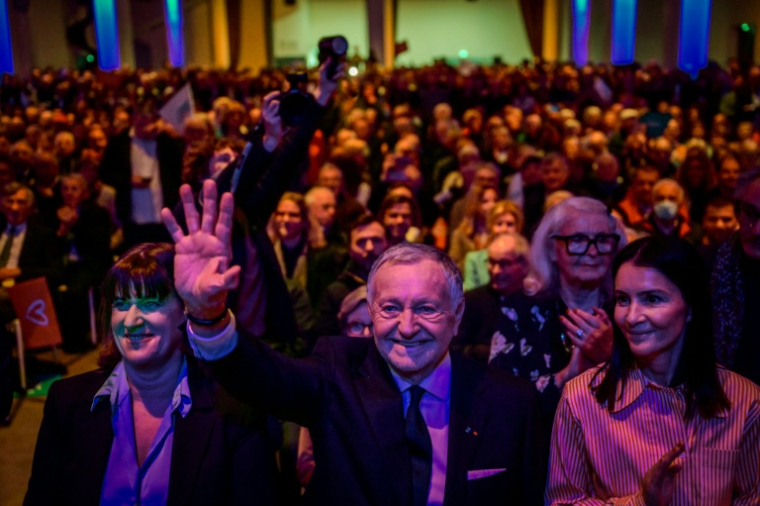 Jean-Michel Aulas (c), candidat à la mairie de Lyon, aux côtés de Véronique Sarselli (g) lors d'un meeting de campagne pour les municipales à Lyon, le 10 mars 2026 dans le Rhône ( AFP / OLIVIER CHASSIGNOLE )
