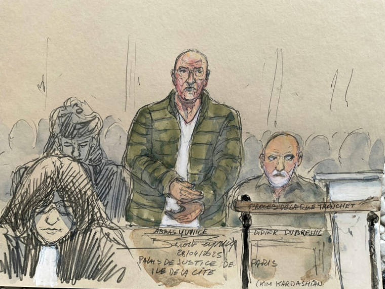 Croquis judiciaire du 28 avril 2025, publié le 5 mai 2025, montrant les co-accusés Yunice Abbas (c) and Didier Dubreucq (d)lors du procès pour le braquage de l'influenceuse américaine Kim Kardashian en 2016 devant la cour d'assises de Paris ( AFP / Benoit PEYRUCQ )