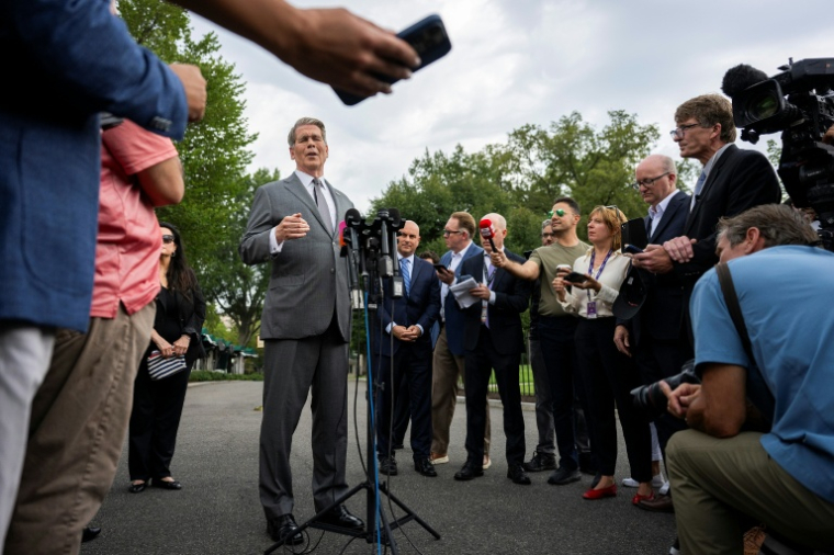 Le secrétaire au Trésor Scott Bessent s'adresse à la presse à la Maison Blanche, le 20 août 2026 à Washington ( AFP / Jim WATSON )