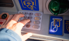 Les billets de banque restent coincés dans le DAB et sont récupérés par les voleurs.  (Pixabay / jarmoluk)