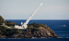 Une roquette est tirée depuis un lance-roquettes unitaire (LRU) lors de l'exercice "Toll 25", mené par la 19e brigade d'artillerie de l'armée française, visant à améliorer l'appui-feu dédié aux opérations de pénétration en profondeur, sur le site de tir de l'Île du Levant de la DGA française, le 25 novembre 2025 sur la Côte d'Azur ( AFP / CLEMENT MAHOUDEAU )
