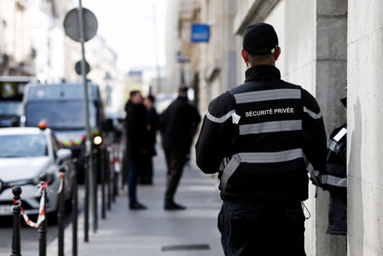 Un agent de sécurité devant les bureaux parisiens de Bank of America