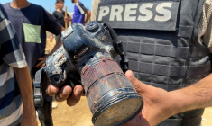 Un journaliste dans la bande de Gaza tient le 25 août 2025 l'appareil appartenant à la photojournaliste palestinienne Mariam Dagga, tuée dans une frappe israélienne  ( AFP / - )
