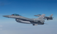 Photo d'archives des F-16 volent en Pologne