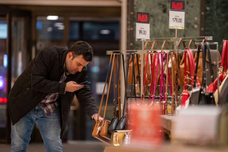 Une personne faisant du shopping pendant le Black Friday à Manhattan à New York