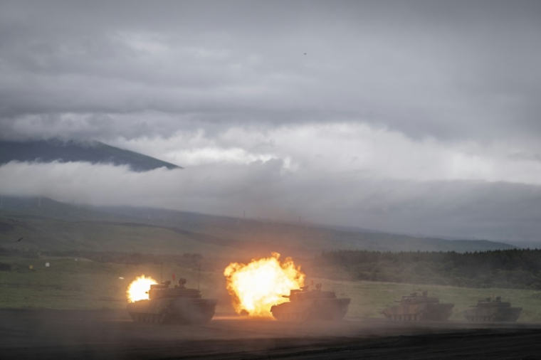 Des chars de combat de la Force terrestre d'autodéfense japonaise (JGSDF) lors d'un exercice de tir réel dans la zone de manœuvres d'East Fuji, à Gotemba, le 7 juin 2026 au Japon ( AFP / Yuichi YAMAZAKI )