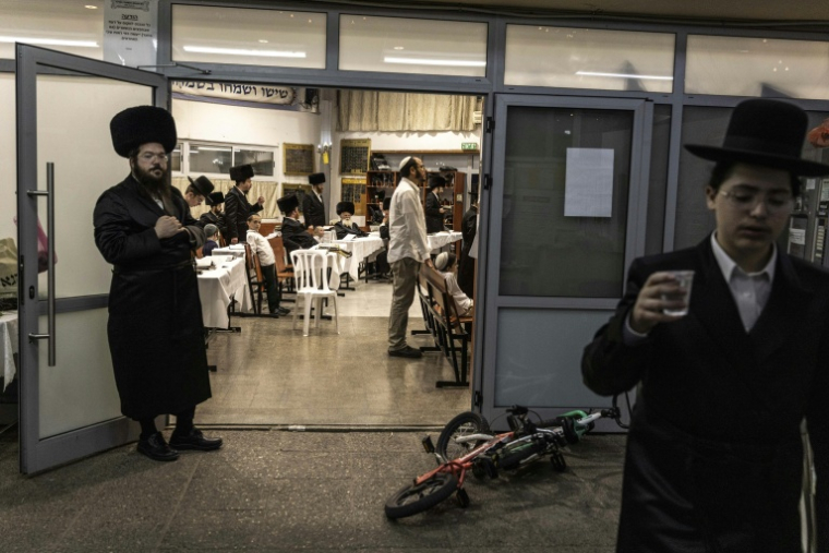 Des juifs ultra-orthodoxes lors d'une prière dans une synagogue à  Arad le 1er octobre 2026 ( AFP / JOHN WESSELS )