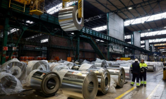 Un employé déplace des rouleaux d'acier à l'usine sidérurgique ArcelorMittal