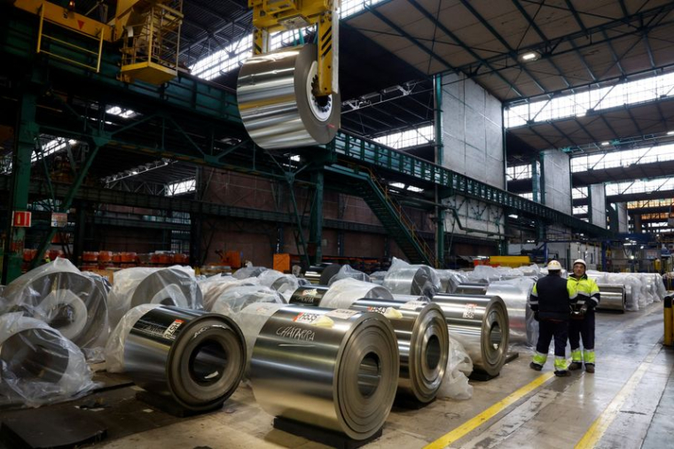 Un employé déplace des rouleaux d'acier à l'usine sidérurgique ArcelorMittal