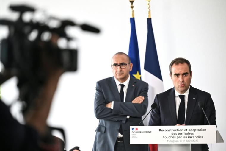 Le Premier ministre Sébastien Lecornu (c), aux côtés du ministre de l'Intérieur Laurent Nuñez (g) lors d'une conférence de presse à l'issue d'une réunion avec des responsables à Mérignac, près de Bordeaux, le 17 août 2026 après l'incendie géant en Gironde ( POOL / Christophe ARCHAMBAULT )