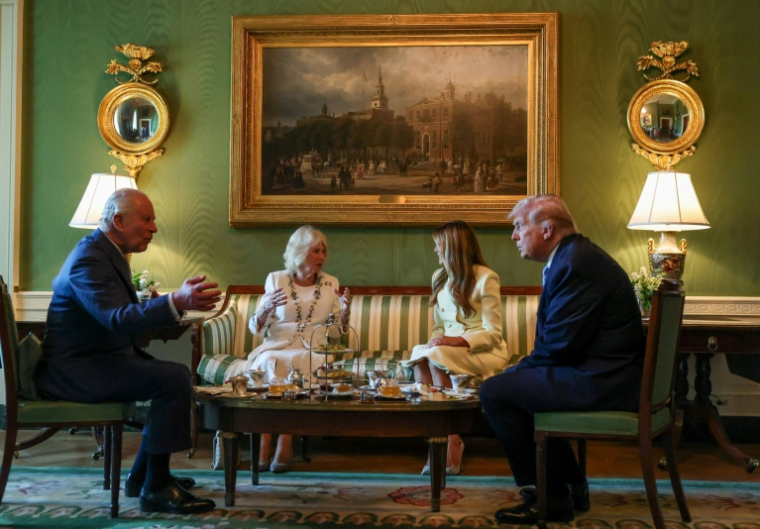 Le roi Charles III et la reine Camilla, la Première dame Melania Trump et le président Donald Trump prennent le thé à la Maison Blanche le 27 avril 2026 ( POOL / Suzanne Plunkett )