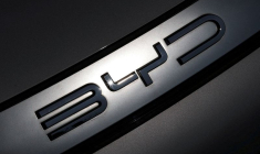 Logo BYD dans une concession près de Nantes