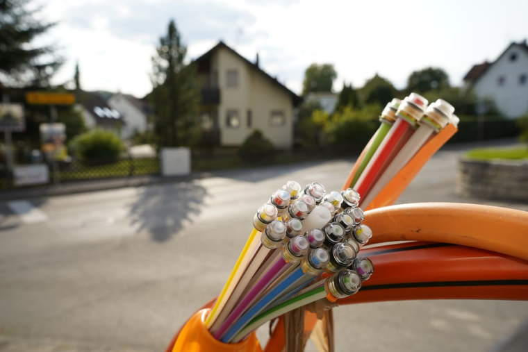 (En septembre, un coup de pouce financier va être accordé pour alléger le coût d'accès à la fibre optique dans certains cas - Visuel Adobe Stock)