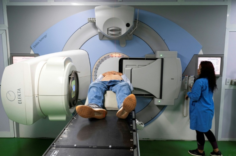 Un patient cubain reçoit un traitement de radiothérapie à l'Institut d'oncologie et de radiobiologie de La Havane, le 1er juillet 2026 ( AFP / YAMIL LAGE )