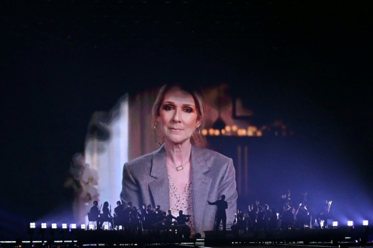 La chanteuse canadienne Céline Dion apparaît sur un écran pour un message enregistré lors de la première demi-finale du Concours Eurovision de la chanson 2025 à Bâle, le 13 mai 2025 en Suisse ( AFP / SEBASTIEN BOZON )