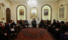 Le ministre français des Affaires étrangères Jean-Noël Barrot rencontre le patriarche grec orthodoxe d'Antioche