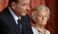 L'ex-président français Jacques Chirac s'exprime aux côtés de son épouse Bernadette, le 5 mai 2006  à Paris ( AFP / PATRICK KOVARIK )