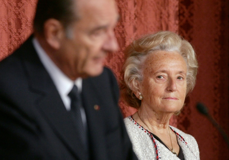 L'ex-président français Jacques Chirac s'exprime aux côtés de son épouse Bernadette, le 5 mai 2006  à Paris ( AFP / PATRICK KOVARIK )