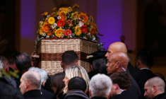 Le cercueil de Brigitte Bardot entre dans l'église Notre-Dame de l'Assomption lors des obsèques de l'actrice, le 7 janvier 2026 à Saint-Tropez, dans le sud de la France ( AFP / Valery HACHE )